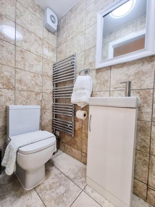 Appartamento Stylish And Cosy 2 In W Private Parking Londra
